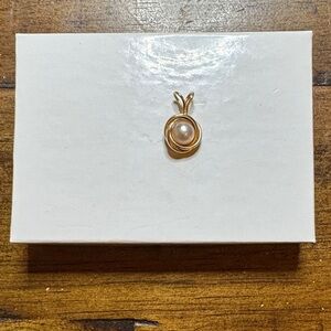 Elegant Gold Pearl Pendant